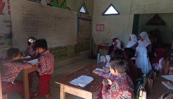Puluhan Siswa SDN Karyabuana 02 Terpaksa Belajar di Musala
