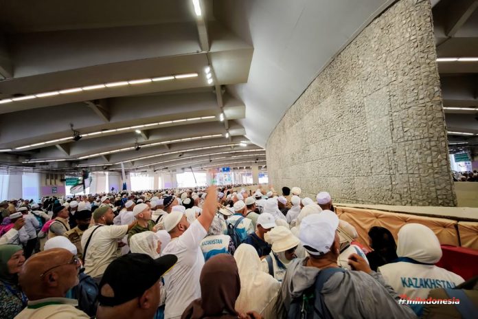 Jemaah haji saat di lontar jumrah (Foto: Instagram/ kemenhaj.ri)