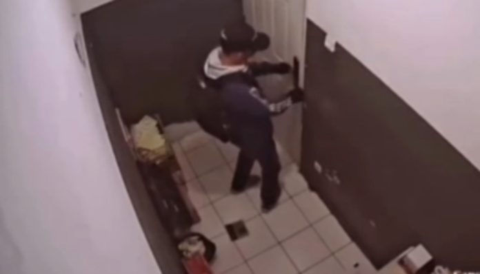 Rekaman CCTV Maling Terperangkap di Dalam Minimarket