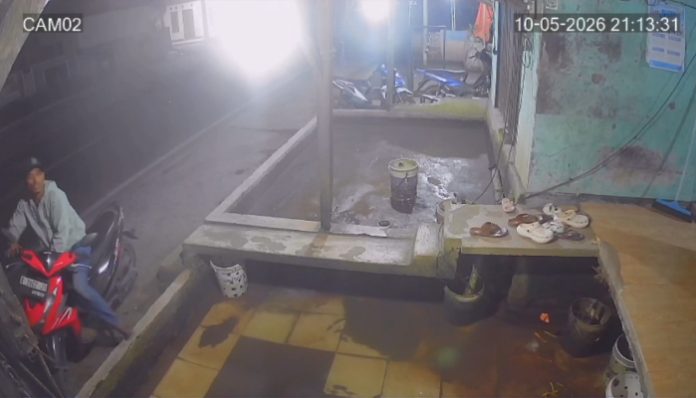 Rekaman CCTV memperlihatkan pelaku curanmor saat membawa kabur sepeda motor milik pedagang ikan di kawasan Majasari, Pandeglang