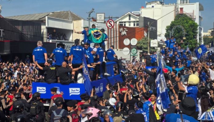Ribuan Bobotoh memadati jalanan Kota Bandung saat Persib menggelar pawai juara