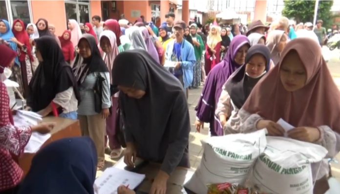 Ribuan Warga Masigit Terima Bantuan Beras dan Minyak Goreng