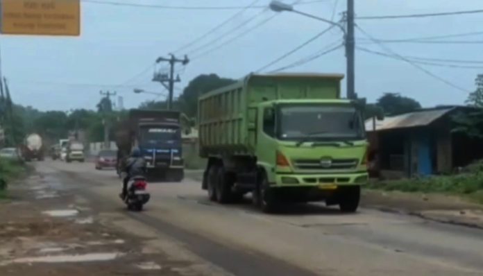 Salah satu dampak paling terasa dari aktivitas truk tambang adalah polusi debu
