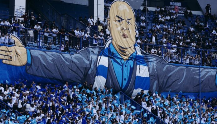 Salah satu koreografi spektakuler ditunjukkan Bobotoh di Stadion Gelora Bandung Lautan Api (GBLA)