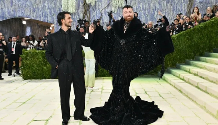 Sam Smith Dikabarkan Bertunangan dengan Christian Cowan usai Met Gala 2026