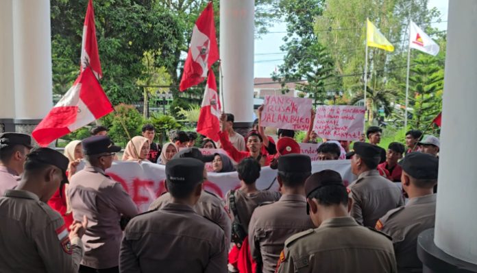 Sejumlah aktivis GMNI Pandeglang saat menggelar aksi unjuk rasa.
