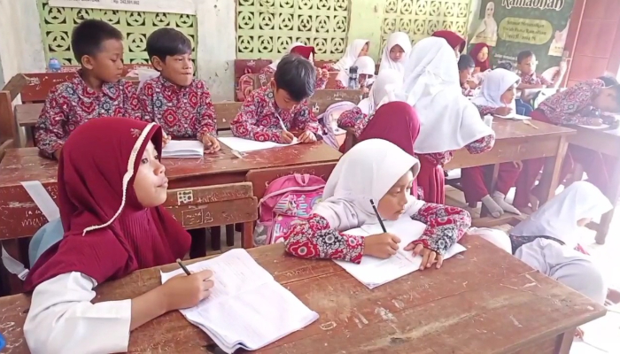 Sejumlah siswa SDN Karyabuana 02 belajar berdesakan di musala.