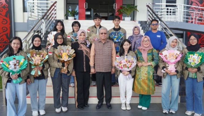 Sekretaris Daerah Provinsi Kalimantan Barat Harisson (tengah), bersama tim LCC 4 Pilar SMAN 1 Pontianak