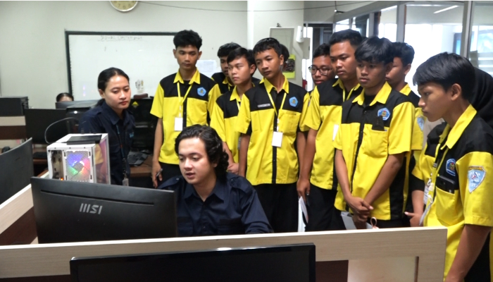 Siswa TKJ SMKS-TI PGRI 11 Serpong belajar editing di Banten TV