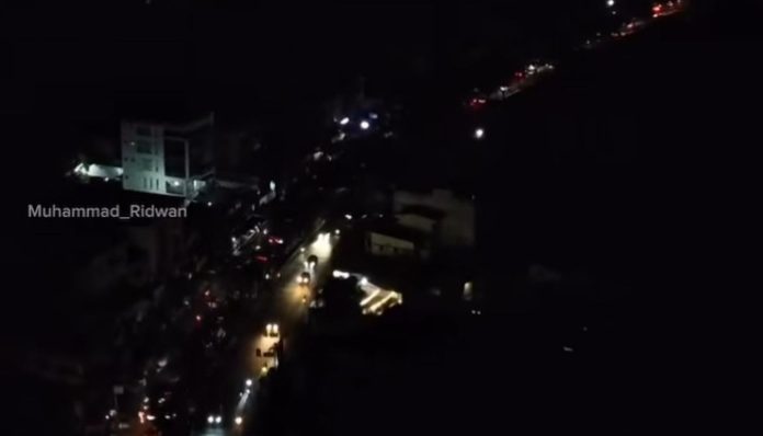 Suasana gelap di salah satu wilayah terdampak pemadaman listrik massal di Pulau Sumatra
