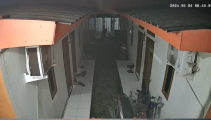 Tangkapan layar CCTV memperlihatkan dugaan aksi pencurian motor di kawasan kost Curug, Kota Serang
