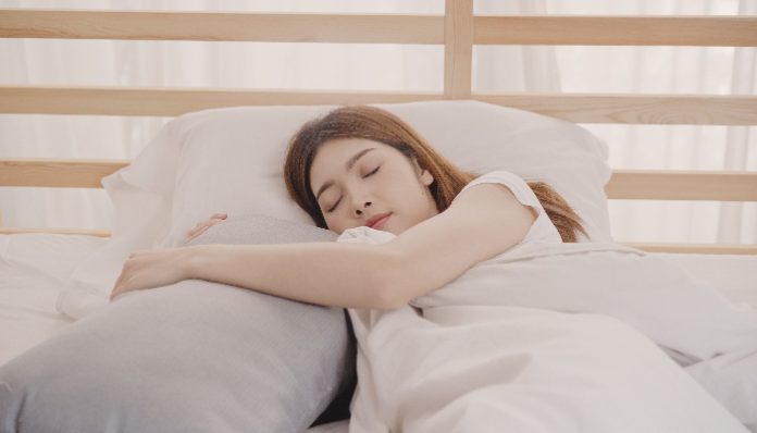 Ilustrasi seorang wanita tengah tidur siang (Foto: Freepik)