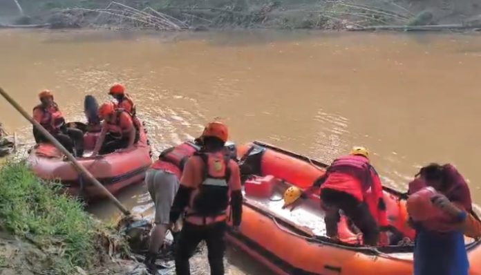 Tim Gabungan Masih Cari Balita yang Diduga Terseret Sungai Cisimeut