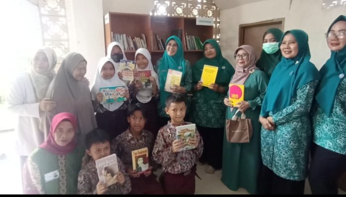 Tim Penggerak Pemberdayaan dan Kesejahteraan Keluarga (TP PKK) Kota Serang melakukan kunjungan bina wilayah dalam rangka pembinaan dan pemberdayaan perempuan di Kelurahan Lontar Baru