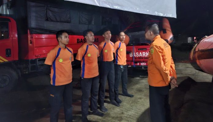 Tim SAR gabungan melakukan pencarian balita yang diduga terseret arus Sungai Cisimeut di Kabupaten Lebak