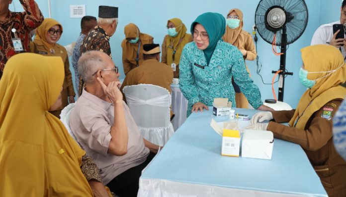 Tinawati Andra Soni saat meninjau pelayanan KB implan gratis bagi masyarakat di Aula Kantor Kecamatan Balaraja