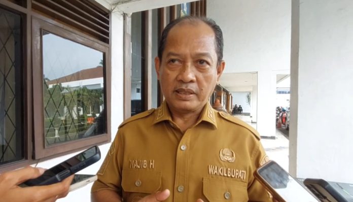 Wakil Bupati Serang, Najib Hamas saat diwawancara terkait perizinan SPPG di Kabupaten Serang