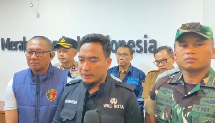 Wali Kota Cilegon Robinsar bersama Forkopimda dan aparat kepolisian memberikan keterangan pascaledakan di PT MCCI, Kota Cilegon
