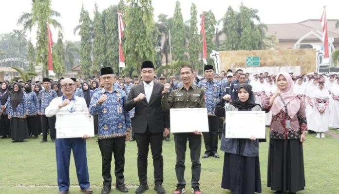 Wali Kota Cilegon Robinsar memberikan penghargaan wajib tera