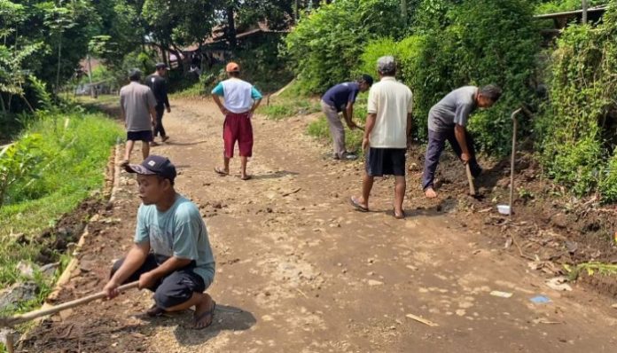 Warga Desa Panunggulan Perbaiki Jalan Rusak