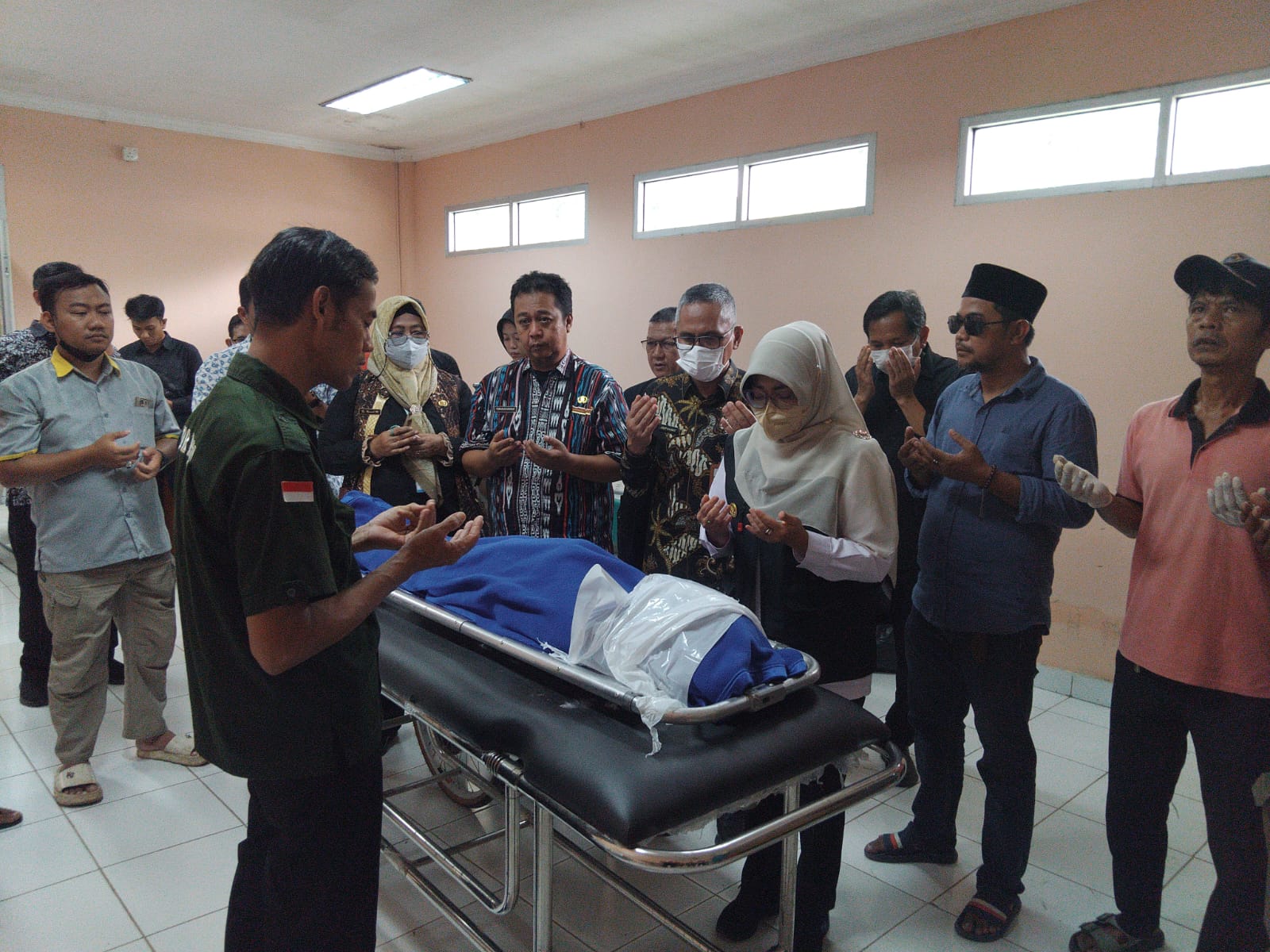 Bupati Pandeglang, Dewi Setiani saat menjenguk korban laka lantas (Foto: Bantentv.com/ Rangga)
