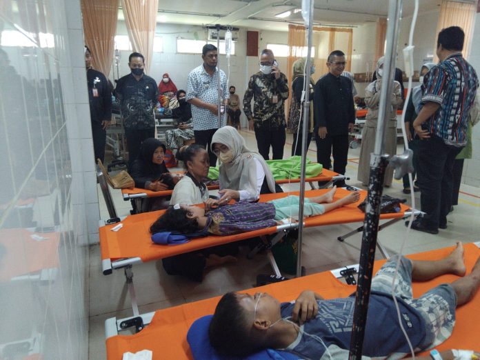 Bupati Pandeglang, Dewi Setiani saat menjenguk korban laka lantas (Foto: Bantentv.com/ Rangga)