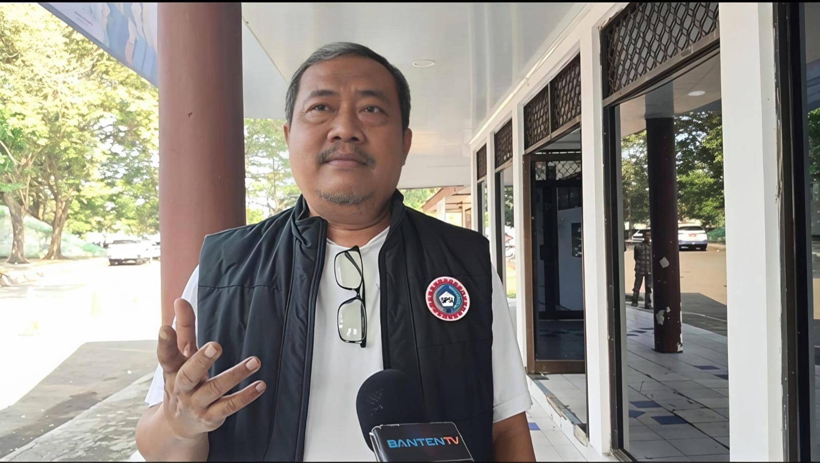 Ketua Aliansi Serikat Pekerja Buruh Kota Serang, sekaligus Ketua DPC KSPSI Kota Serang Teguh Priharyanto (Foto: Bantentv.com/ Jaya)