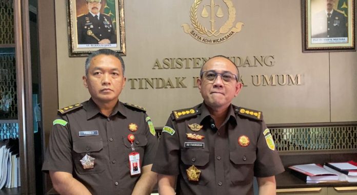 Asisten Tindak Pidana Umum (Aspidum) Kejati Banten, Adi Fakhruddin, bersama Kasi Pidum Kejari Serang, Furqon (Foto: Bantentv.com/ Imron)