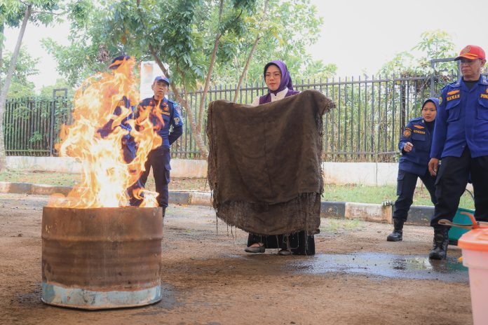 Tinawati Andra Soni saat mengikuti pelatihan keluarga tanggap bencana rumah tangga di Gedung PKK Provinsi Banten (Foto: Bantentv.com/ Hendra)