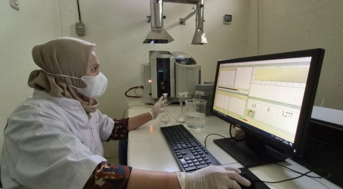 UPTD Laboratorium Lingkungan DLH Kota Serang menguji sampel air di Terminal Pakupatan dan Kemang (Foto: Bantentv.com/ Jaya)