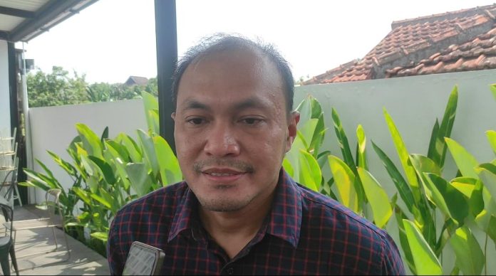 Dokter spesialis paru, Dr. Adhi Nugroho Latief ketika diwawancara (Foto: Bantentv.com/ Ali)