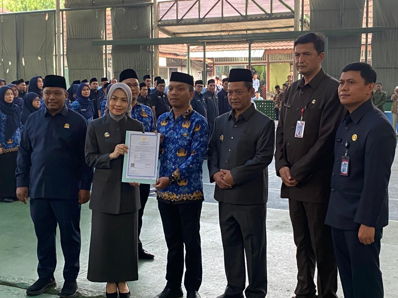 Bupati Serang saat menyerahkan SK PNS (Foto: Bantentv.com/ Riki)