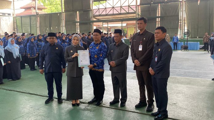 Bupati Serang saat menyerahkan SK PNS (Foto: Bantentv.com/ Riki)