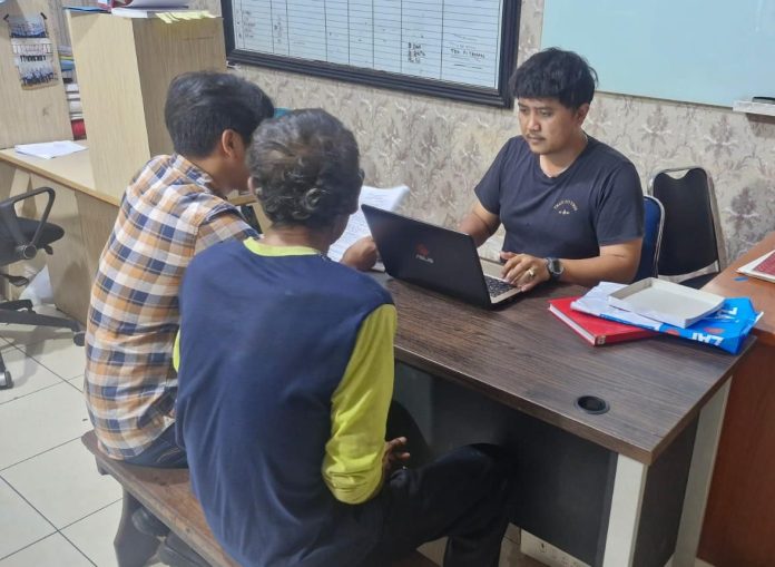 Aparat kepolisian mengamankan seorang pria terkait dugaan tindak pidana kekerasan seksual terhadap anak di bawah umur (Foto: Bantentv.com/ Imron)