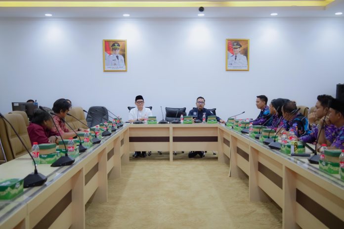 Audiensi masyarakat dari Desa Salembaran Jati, Kecamatan Kosambi Kab. Tangerang dengan Komisi IV DPRD Banten (Foto: Bantentv.com/ Hendra)
