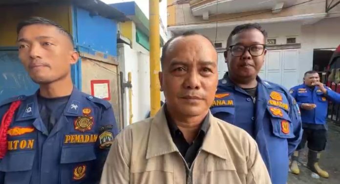 Kasi Pemadam dan Penyelamatan Damkar Kota Serang, Asep Setiawan, usai memadamkan api di lokasi kejadian (Foto: Bantentv.com/ Imron)