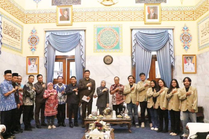 Bupati Serang, Ratu Rachmatuzakiyah, menerima kunjungan KKN-PPM dari mahasiswa Universitas Gadjah Mada (UGM) pada 8 Mei 2026. (Foto: Bantentv.com/ Riki)