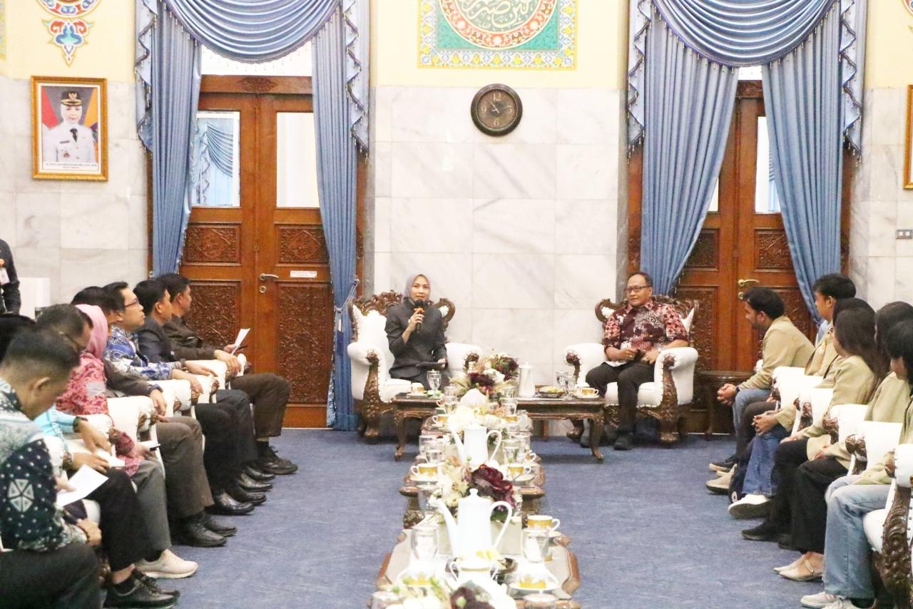 Bupati Serang, Ratu Rachmatuzakiyah, menerima kunjungan KKN-PPM dari mahasiswa Universitas Gadjah Mada (UGM) pada 8 Mei 2026. (Foto: Bantentv.com/ Riki)