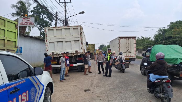 Satlantas Polres Serang menertibkan truk parkir liar di jalur Serang–Jakarta (Foto: Bantentv.com/ Imron)