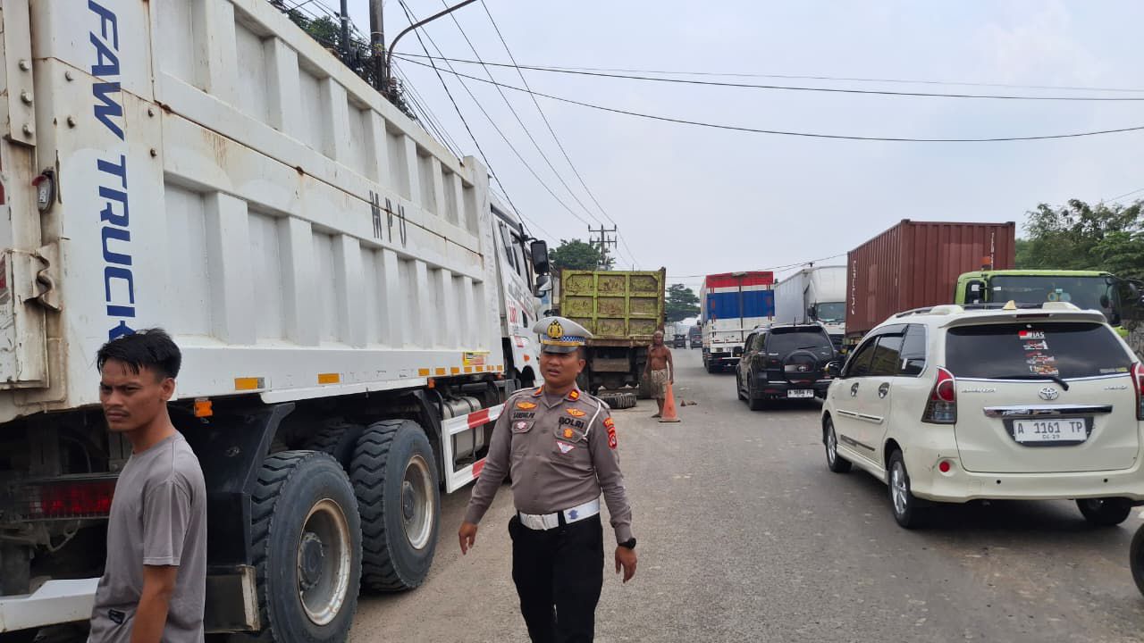 Satlantas Polres Serang menertibkan truk parkir liar di jalur Serang–Jakarta (Foto: Bantentv.com/ Imron)