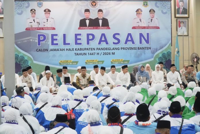 Bupati dan Wakil Bupati Pandeglang serta Wakil Gubernur Banten saat melepas kloter jamaah haji (Foto: Bantentv.com/ Rangga)