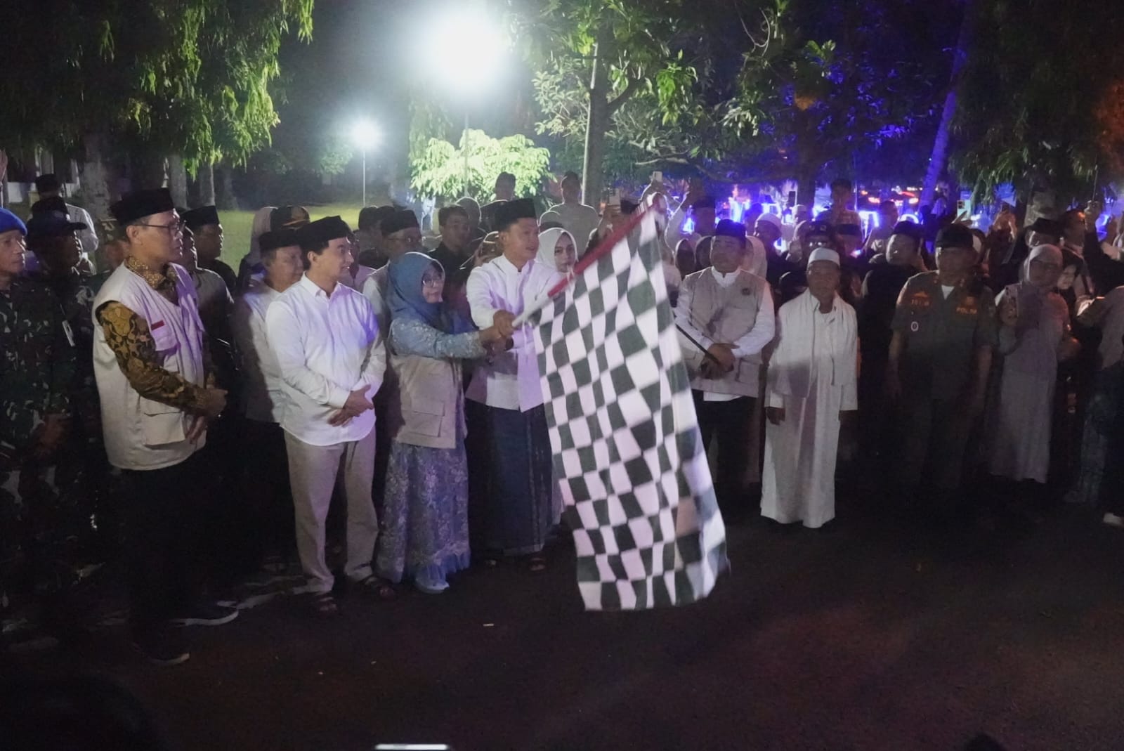 Bupati dan Wakil Bupati Pandeglang serta Wakil Gubernur Banten saat melepas kloter jamaah haji (Foto: Bantentv.com/ Rangga)