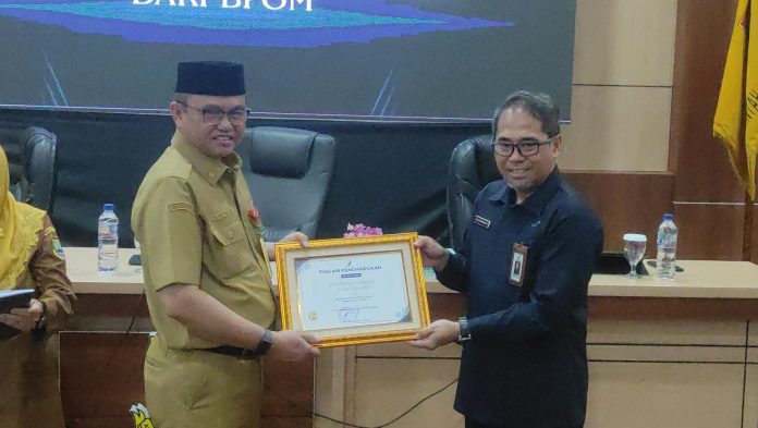 Kepala BBPOM Serang memberikan penghargaan kepada Pemkot Cilegon (Foto: Bantentv.com/ Ali)
