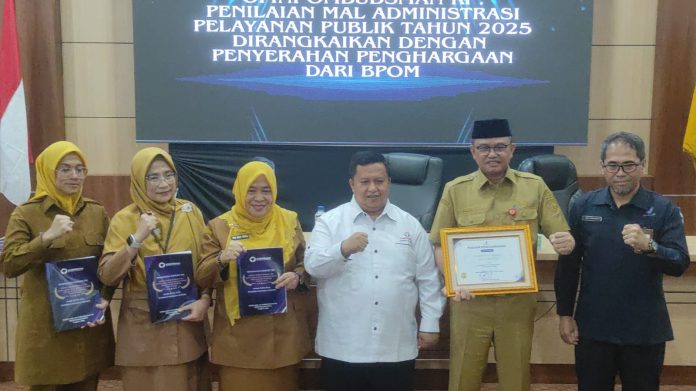 Ombudsman Banten memberikan penghargaan kepada tiga OPD di kota Cilegon (Foto: Bantentv.com/ Ali)