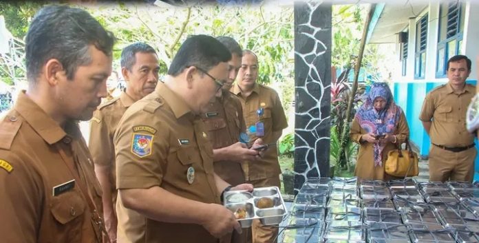 Ketua Satgas MBG Kabupaten Lebak melakukan monitoring pelaksanaan program MBG ke sekolah dan dapur Satuan Pelayanan Pemenuhan Gizi (SPPG) (Foto: Bantentv.com/ Nano)