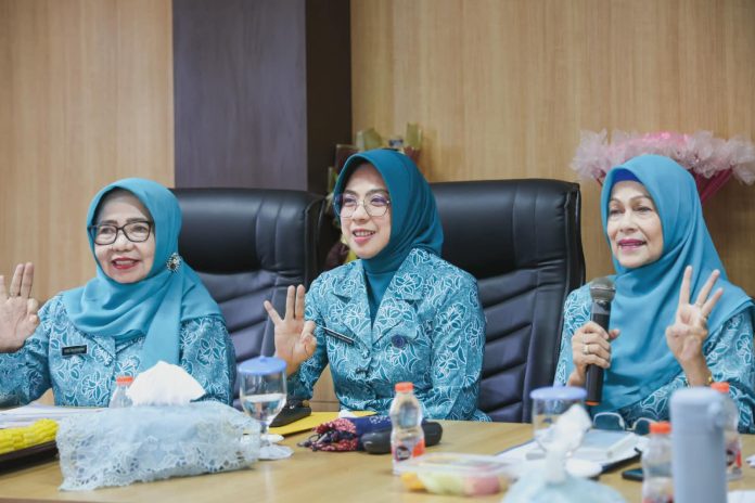 Tinawati Andra Soni saat rapat sinkronisasi penyelenggaraan program PKK tingkat Provinsi Banten (Foto: Bantentv.com/ Hendra)