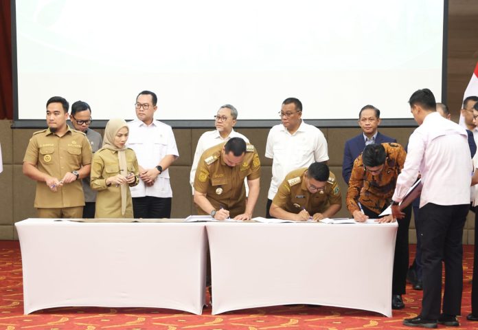 Gubernur Banten Andra Soni, menandatangani Perjanjian Kesepakatan Bersama pembangunan PSEL Serang Raya (Foto: Bantentv.com/ Hendra)