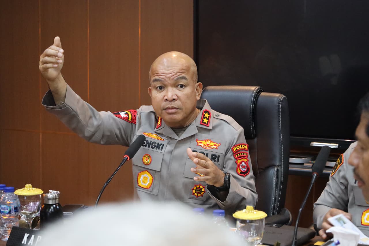 Kapolda Banten Irjen Pol Hengki memimpin rapat koordinasi terkait pembatasan jam operasional kendaraan angkutan tambang mineral bukan logam dan batuan di wilayah hukum Polda Banten, Selasa 12 Mei 2026 (Foto: Bantentv.com/ Imron)