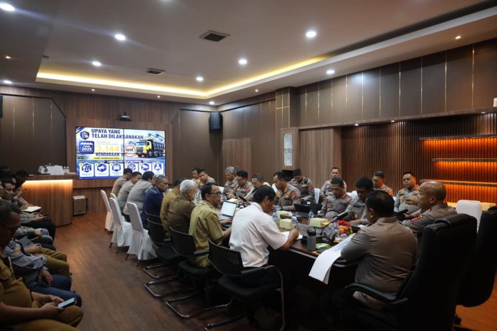 Kapolda Banten Irjen Pol Hengki memimpin rapat koordinasi terkait pembatasan jam operasional kendaraan angkutan tambang mineral bukan logam dan batuan di wilayah hukum Polda Banten, Selasa 12 Mei 2026 (Foto: Bantentv.com/ Imron)