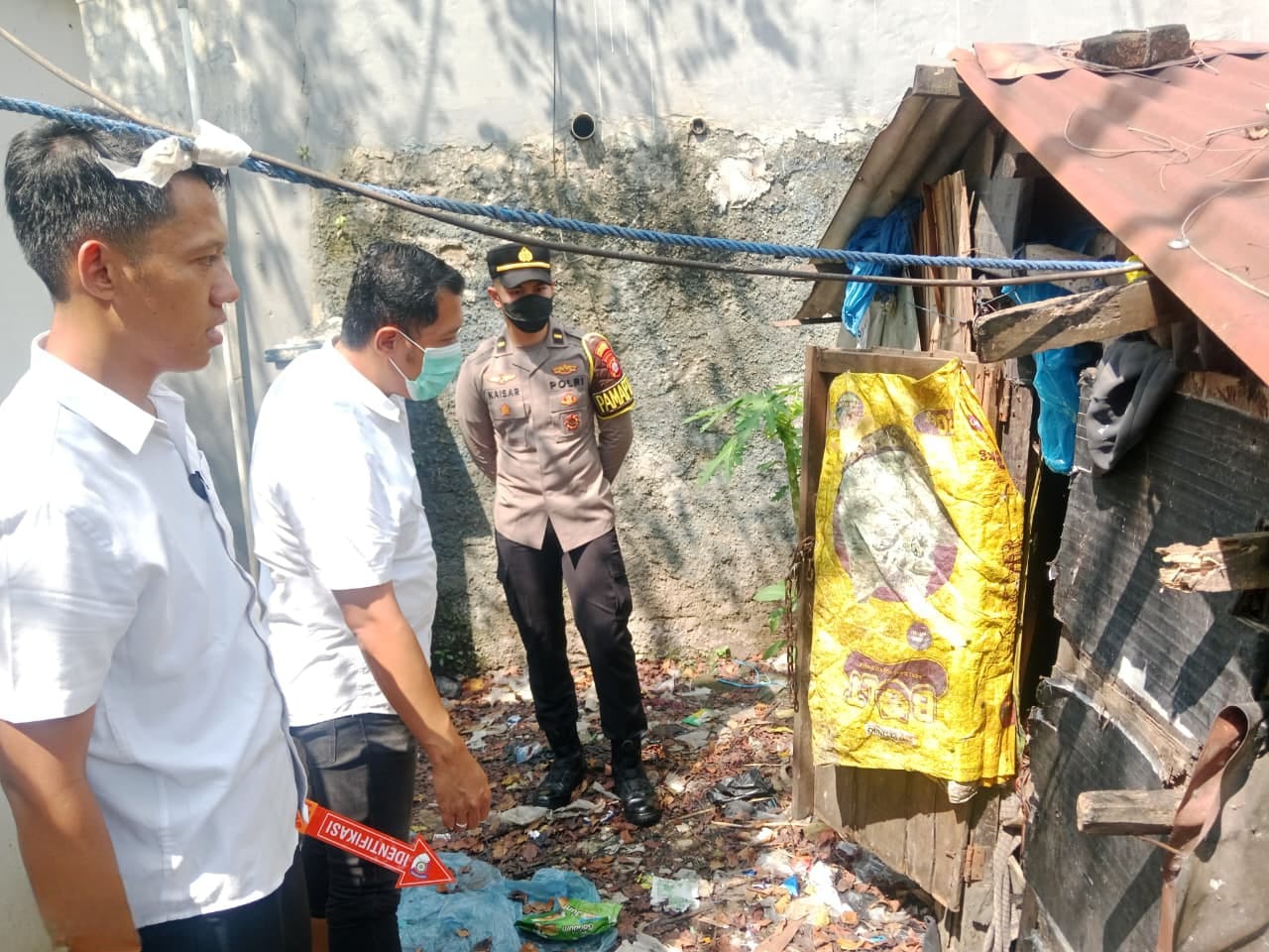 Evakuasi tukang becak yang ditemukan meninggal di sebuah gubuk (Foto: Bantentv.com/ Imron)